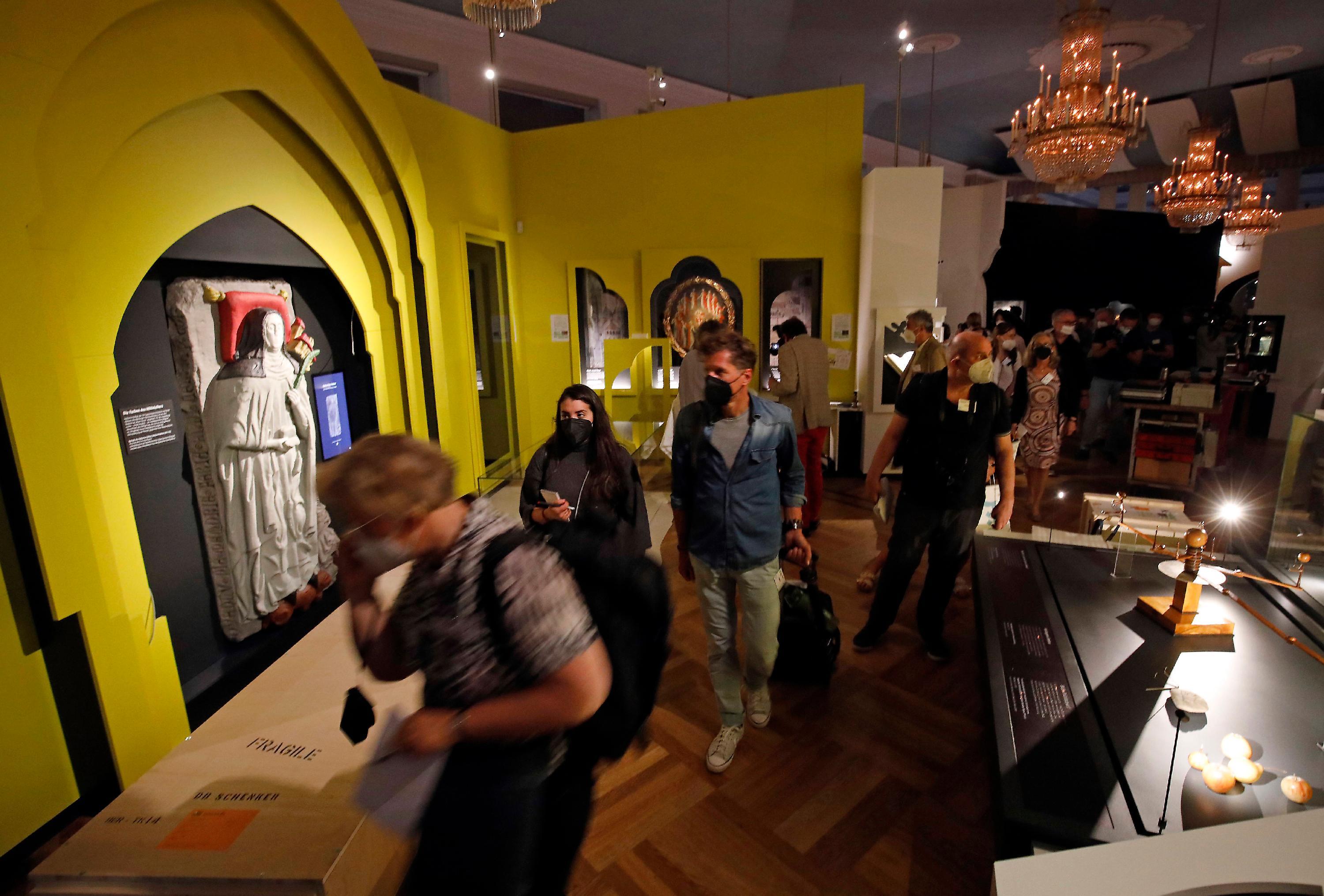 Die Kronleuchter hängen schon, noch stehen bei der Pressevorbesichtigung Kisten und Leitern herum. Ab 25. Mai wird alles fertig sein für das Publikum.