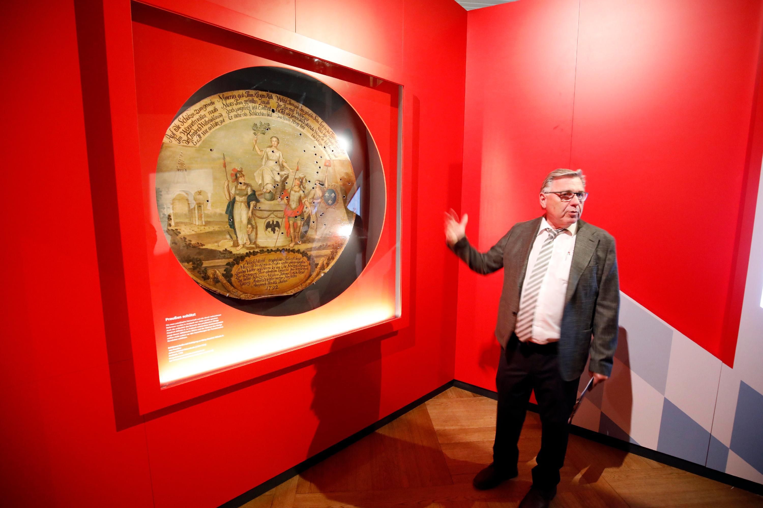 Ausstellungsmacher Rainhard Riepertinger beim Rundgang.