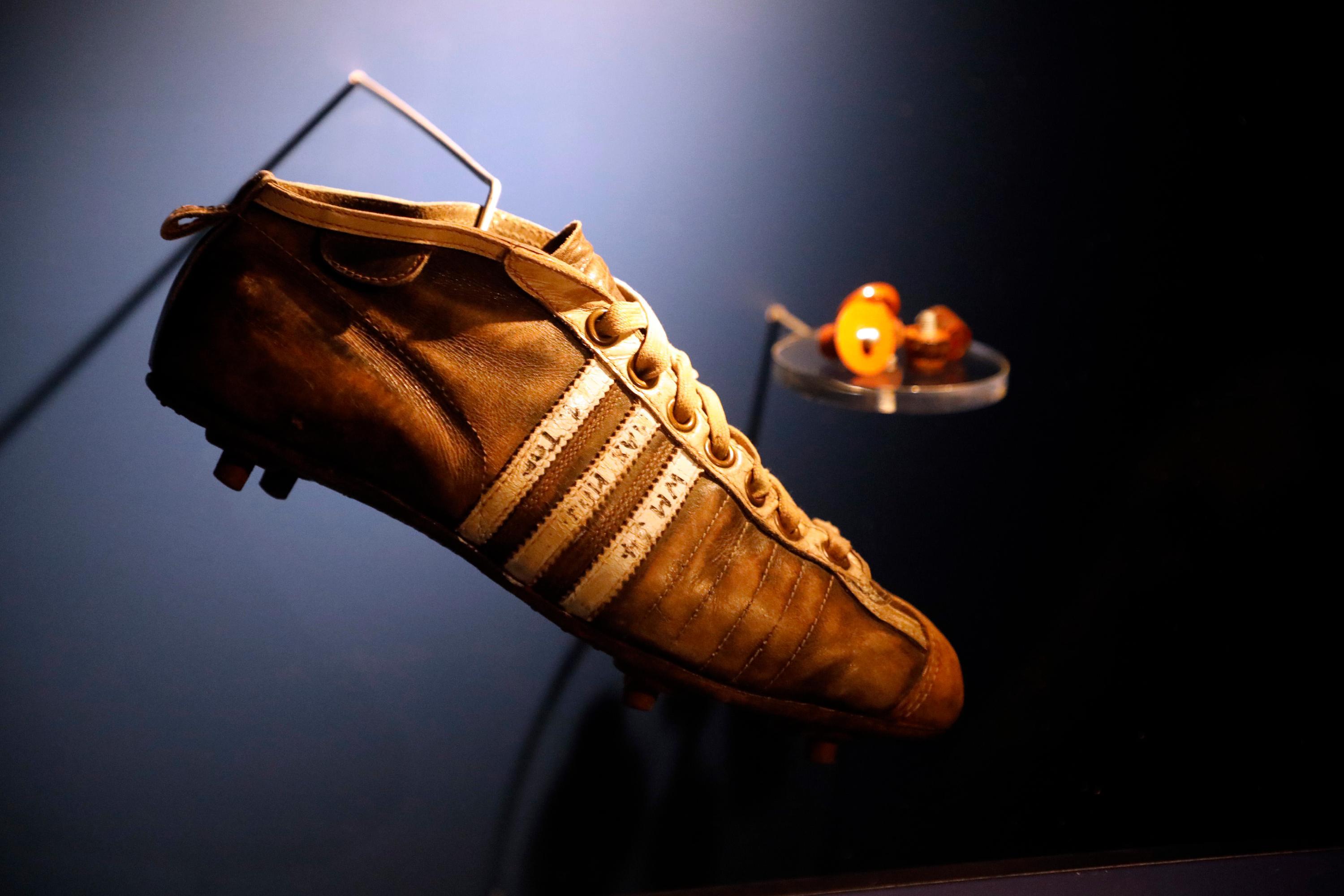 Der Fußballschuh, mit dem Max Morlock 1954 den Anschlusstreffer gegen Ungarn erzielte und das "Wunder von Bern" ermöglichte.