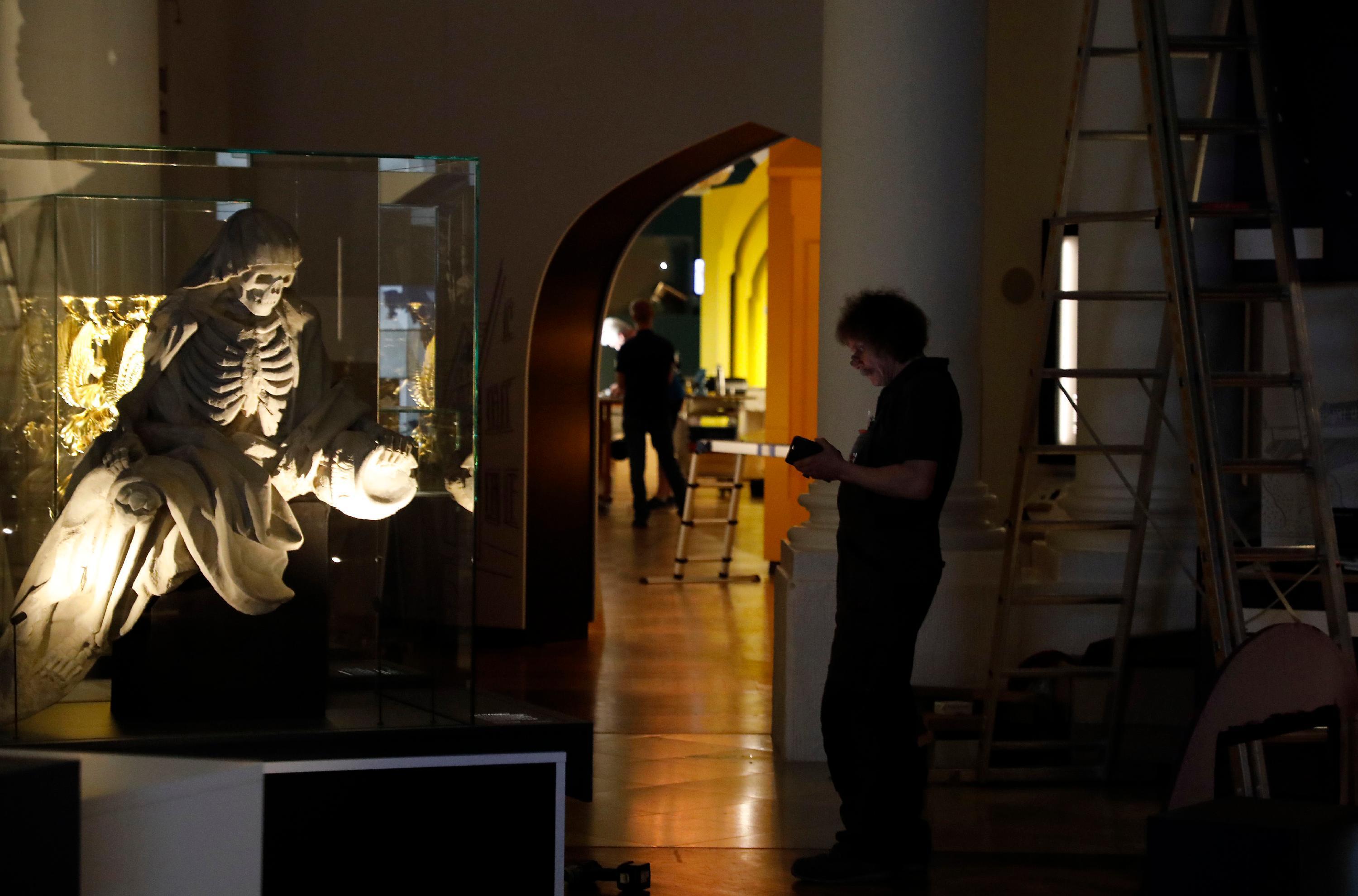 Die Ausstellungsräume sind relativ dunkel.