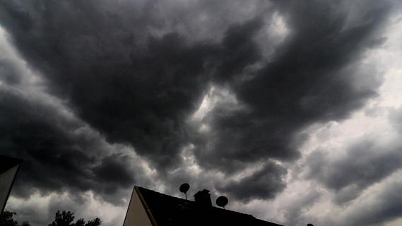 Unwetterfront zieht über Franken: DWD warnt vor schweren Sturmböen und Gewittern
