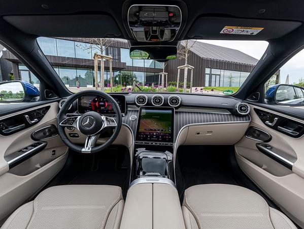 Die C-Klasse kombiniert ein digitales Fahrerdisplay mit einem hochkant installierten Touchscreen fürs Infotainment. Die C-Klasse kombiniert ein digitales Fahrerdisplay mit einem hochkant installierten Touchscreen fürs Infotainment.