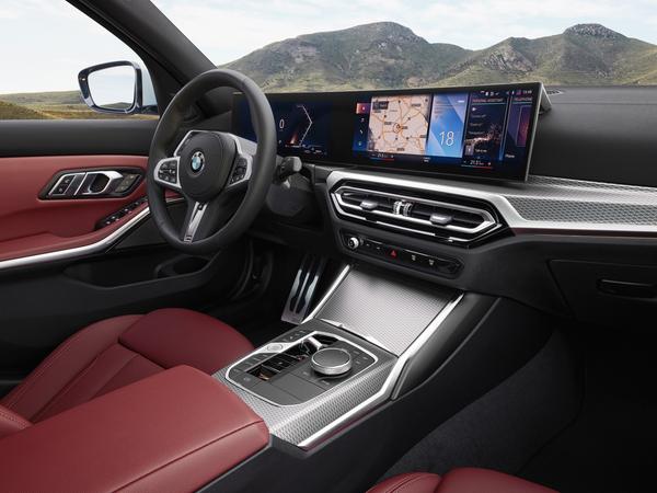 Im 3er BMW verschmelzen die Bildschirme zu einer optischen Einheit. Im 3er BMW verschmelzen die Bildschirme zu einer optischen Einheit.