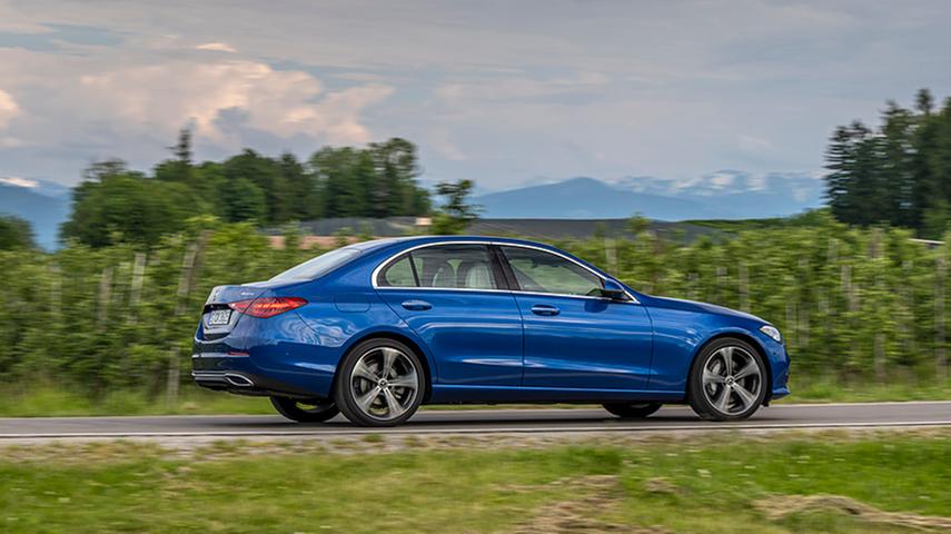 Im C 300 4Matic lenken auch die Hinterräder mit - allerdings nicht serienmäßig. Im C 300 4Matic lenken auch die Hinterräder mit - allerdings nicht serienmäßig.