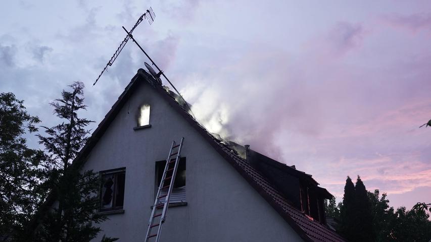 Ein Blitzschlag ist nach ersten Erkenntnissen für einen Dachstuhlbrand in Zellingen bei Würzburg verantwortlich gewesen. Die Familie, die in dem Haus wohnt, konnte das Haus am Donnerstagabend bei dem kräftigen Gewitter rechtzeitig verlassen und wurde nicht verletzt, wie die Polizei am Freitag mitteilte.
