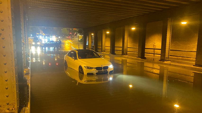 Schlimm erwischt hatte es den Besitzer eines BMW in der Unterführung der Güterhallenstraße. Obwohl er noch zu bremsen versucht hatte, war der Wagen von den einströmenden Wassermengen erfasst und geflutet worden.