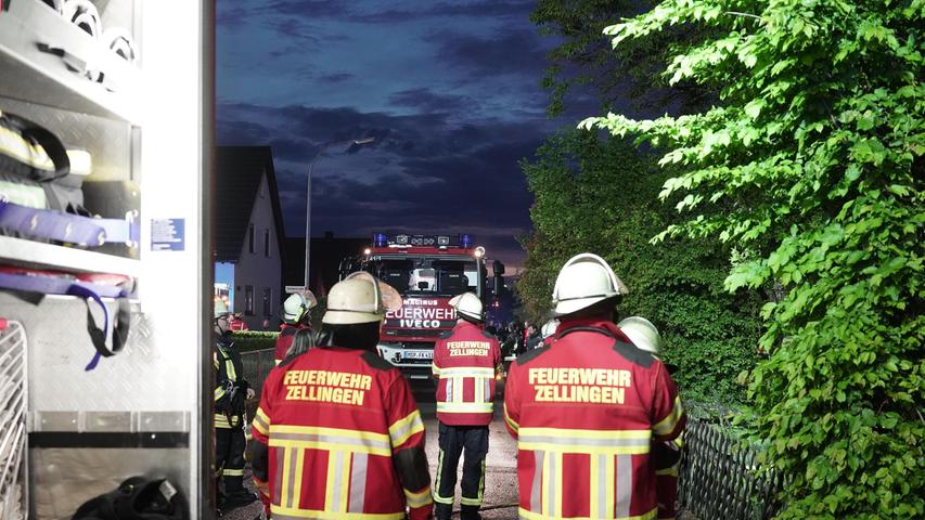 Rund 60 Einsatzkräfte mehrerer Feuerwehren waren zur Brandbekämpfung vor Ort.