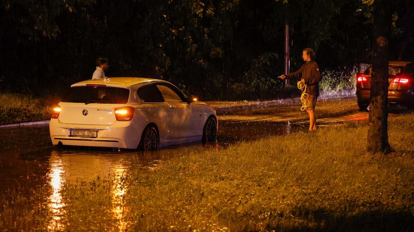 Die Münchner Straße mutierte zeitweise zu einer Wasserlandschaft. Ein Autofahrer registrierte das zu spät und blieb in der Mitte stecken. Andere Autofahrer leisteten Hilfe mit dem Abschleppseil und zogen den Wagen aus dem Wasser.
