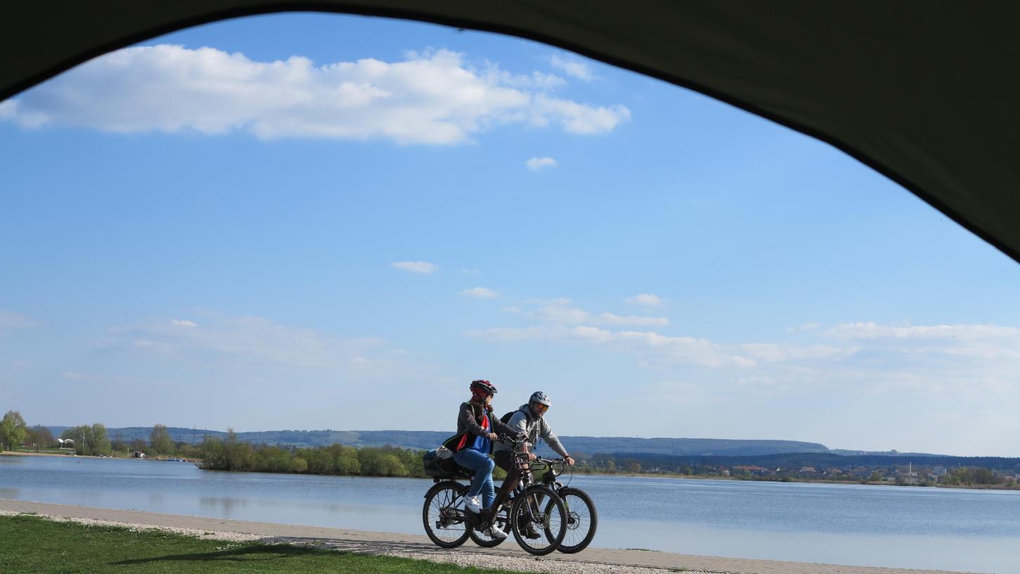 Der Radweg rund um den Altmühlsee ist bei Einheimischen und Touristen gleichermaßen beliebt. Doch nicht überall in der Stadt finden Radfahrer so gute Bedingungen vor. Der Radweg rund um den Altmühlsee ist bei Einheimischen und Touristen gleichermaßen beliebt. Doch nicht überall in der Stadt finden Radfahrer so gute Bedingungen vor.