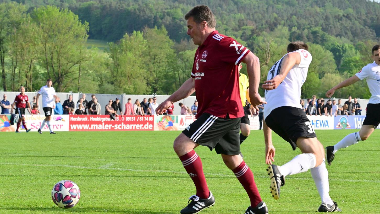 Im Legendenspiel gegen den FC Schalke 04 war Dieter Hecking wieder einmal selbst am Ball.
