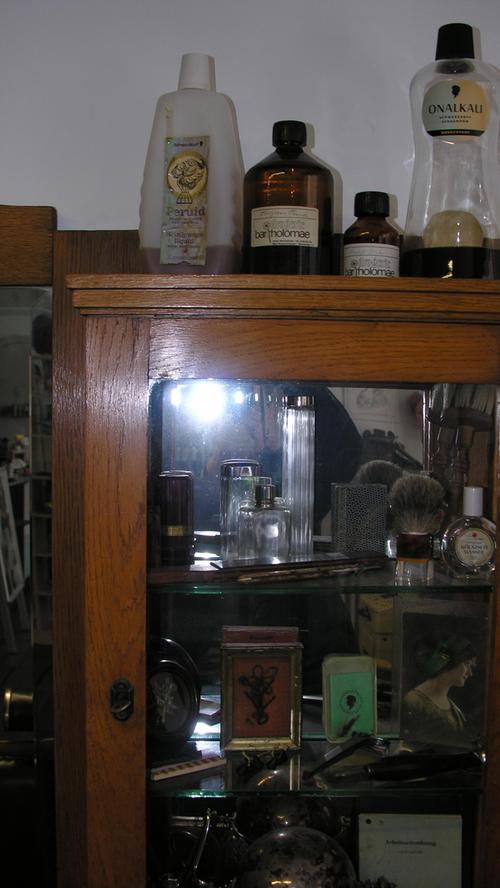 Shampoo aus dem Jahr 1927 gefällig? Die Glasflasche oben rechts auf dem Schrank stammt auch aus dem Hause Schwarzkopf.