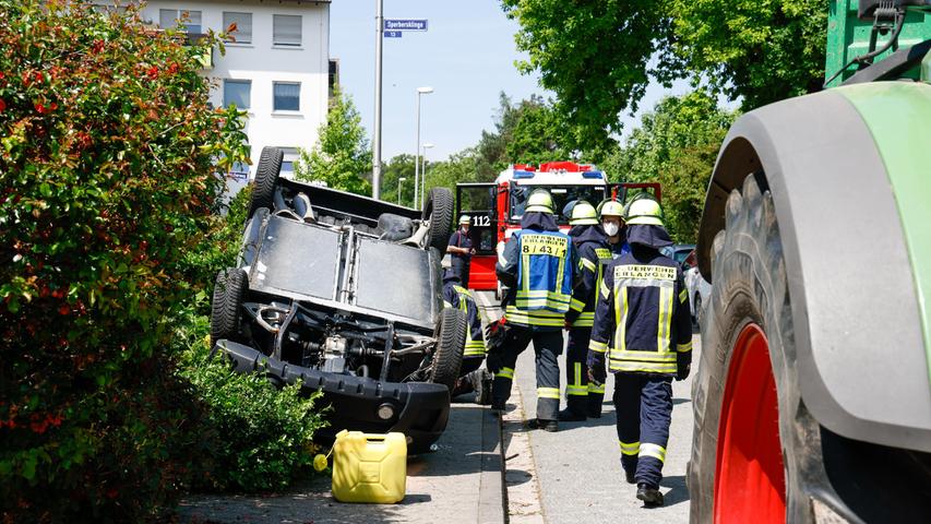 Aus bislang ungeklärter Ursache krachte ein in der Weiherstraße fahrendes Leichtkraftfahrzeug (Lkfz) in die Seite des Traktors.