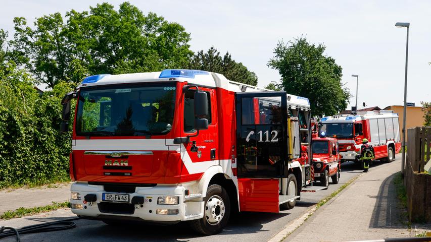 Erlangen: Mini-Auto kracht mit Traktor zusammen und landet auf dem Dach