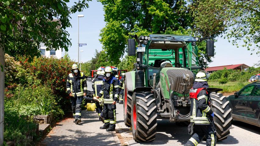 Erlangen: Mini-Auto kracht mit Traktor zusammen und landet auf dem Dach
