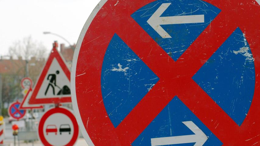 Verkehrsschilder werden auch von Straßenwärter überprüft. Verkehrsschilder werden auch von Straßenwärter überprüft.