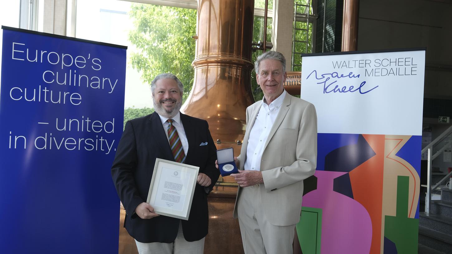 Dr. Christoph Wirtz (li.), Vorsitzender des Trägerkreises der Walter Scheel Medaille e.V., hat Dr. Franz Ehrnsperger, Senior-Chef der Neumarkter Lammsbräu, für seine Pionierleistungen bei der ökologischen Biererzeugung ausgezeichnet.
