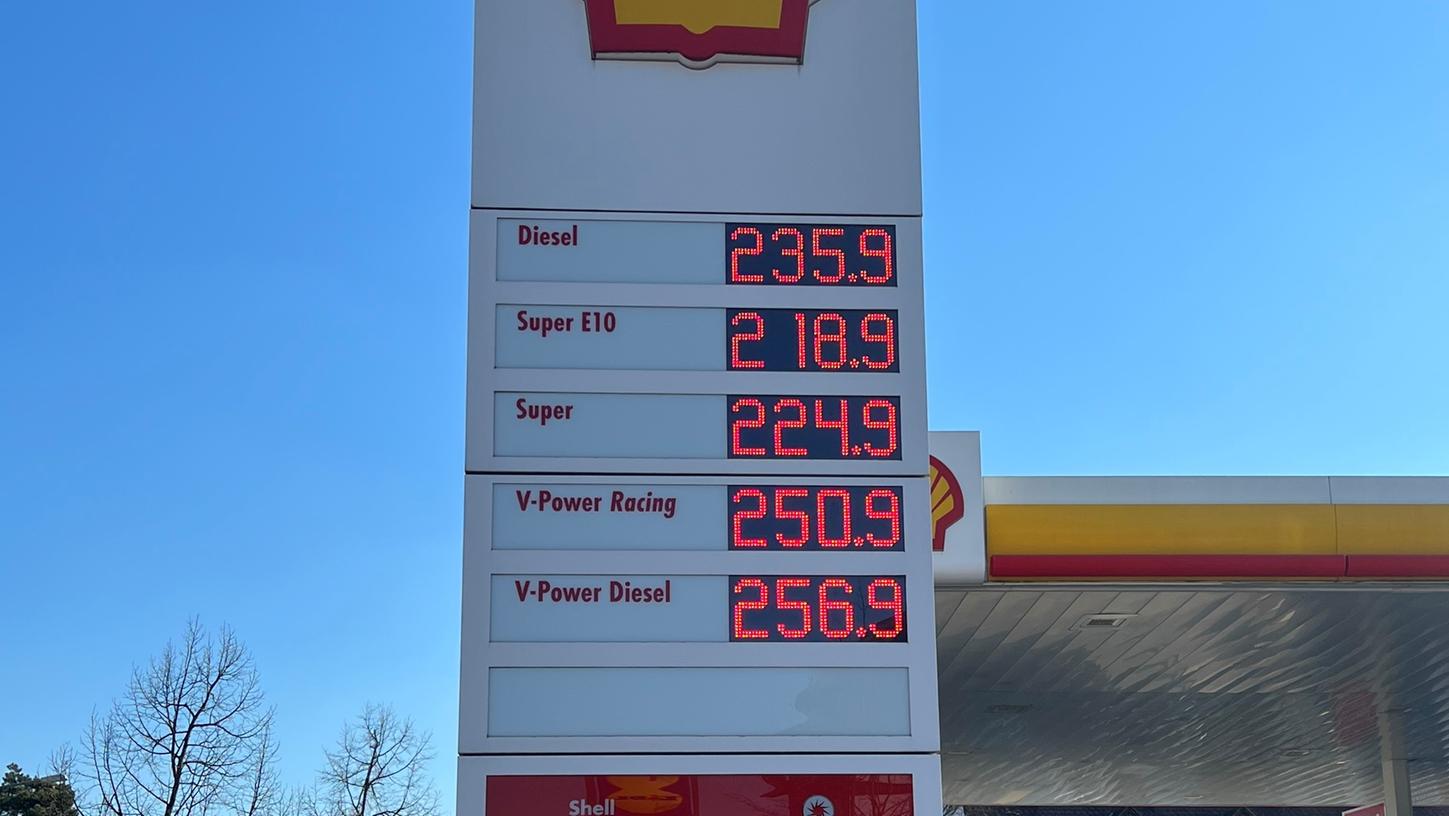 Im März befanden sich die Spritpreise auf dem Höhepunkt. Inzwischen sind sie wieder etwas gesunken. Laut ADAC kostet Diesel im Schnitt 2,02 Euro pro Liter, Benzin kommt auf 2,10 Euro. Im März befanden sich die Spritpreise auf dem Höhepunkt. Inzwischen sind sie wieder etwas gesunken. Laut ADAC kostet Diesel im Schnitt 2,02 Euro pro Liter, Benzin kommt auf 2,10 Euro.