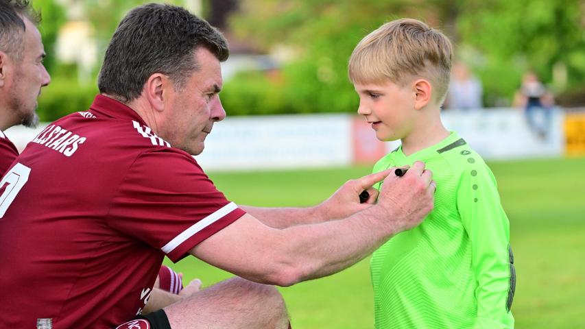 Basisarbeit: Sportvorstand Dieter Hecking will die Menschen wieder für den Club begeistern – und fängt damit schon bei den Kleinsten an.