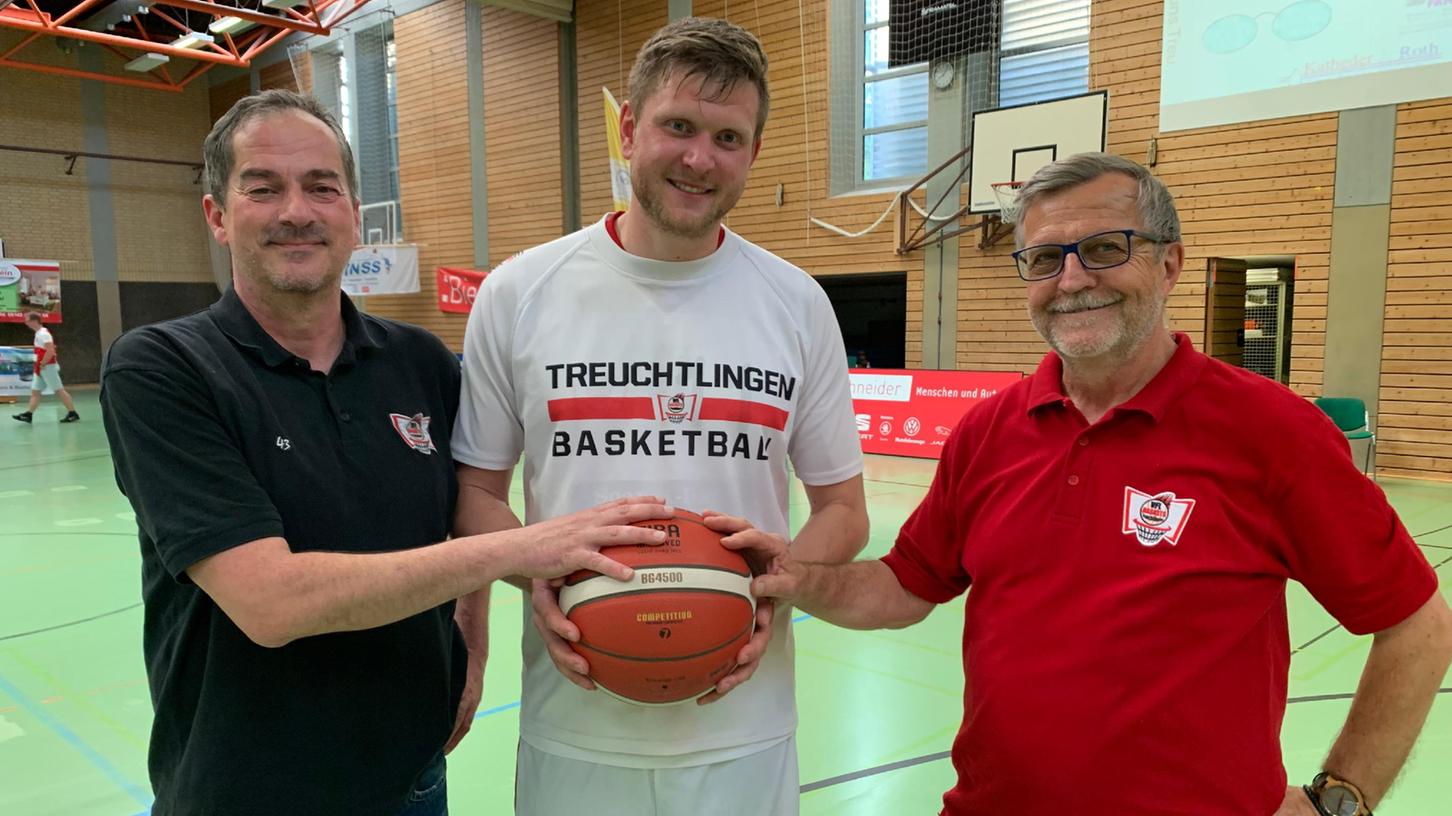Die Erfolgsgeschichte soll weitergehen: Trainer Stephan Harlander hat bei den VfL-Baskets mit den Abteilungsleitern Stefan Schmoll und Josef Ferschl (von links) für ein weiteres Jahr verlängert. Seit 2008 ist er bereits bei den Treuchtlingern tätig.  