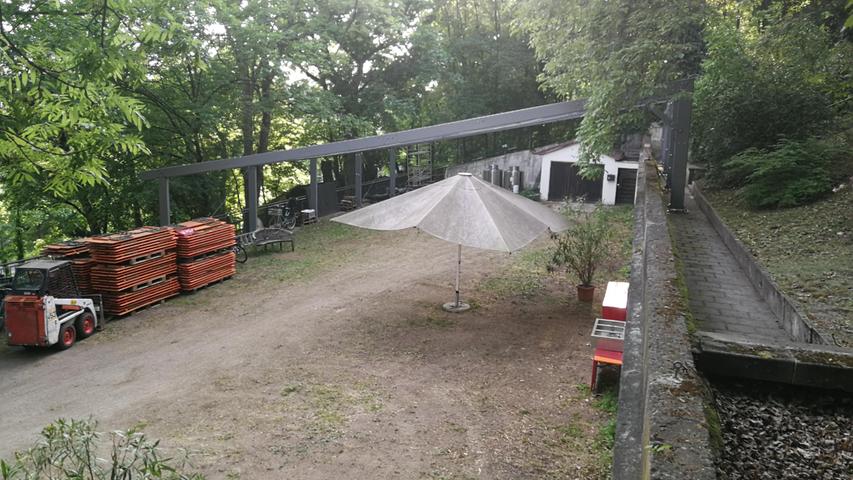 Hier soll während der Bergkirchweih am westlichen Ende des Entlas-Kellers die Bands aus dem "Kessel" spielen.