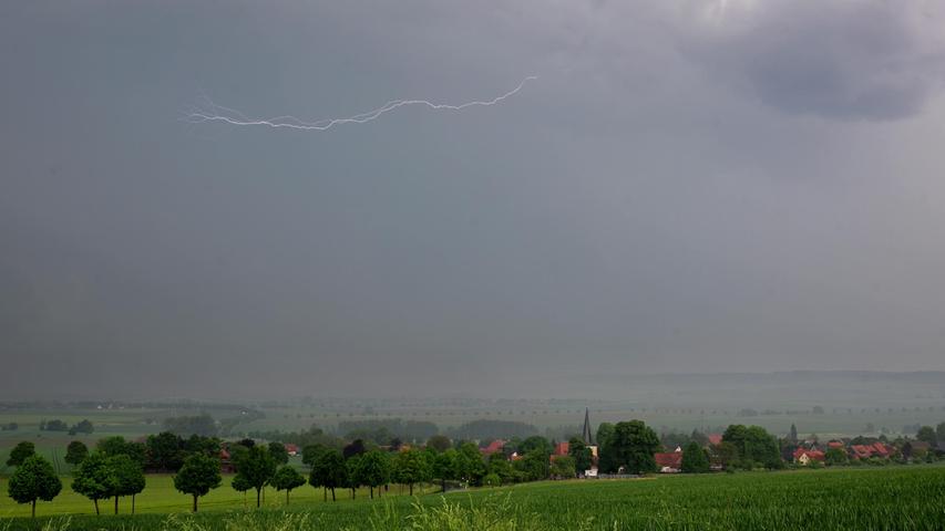 20.05.2022, Niedersachsen, Bockenem: Eine Gewitterfront mit Blitzen zieht bei Bockenem über den Landkreis Hildesheim hinweg. Foto: Julian Stratenschulte/dpa +++ dpa-Bildfunk +++