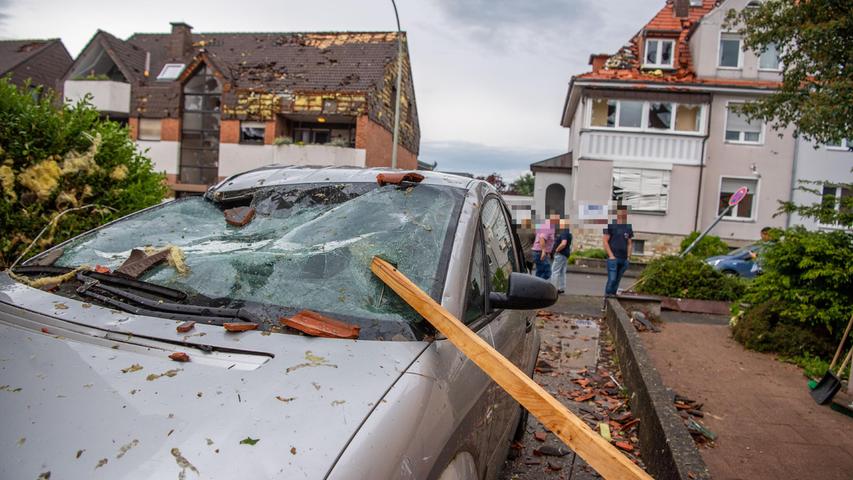 20.05.2022, Nordrhein-Westfalen, Paderborn: Eine Dachlatte steckt in der Windschutzscheibe eines parkenden Autos.  Ein Unwetter hat auch in Paderborn große Schäden angerichtet. Foto: Lino Mirgeler/dpa +++ dpa-Bildfunk +++
