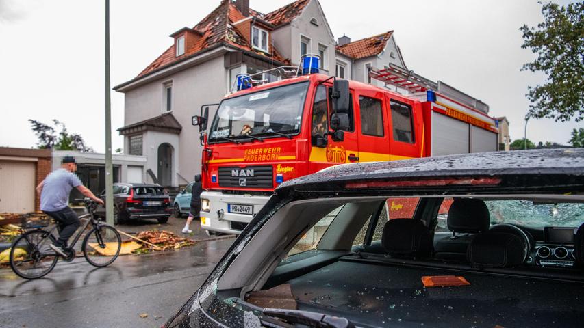 20.05.2022, Nordrhein-Westfalen, Paderborn: Trümmer von Dachziegeln haben einen Pkw beschädigt. Ein Unwetter hat auch in Paderborn große Schäden angerichtet. Foto: Lino Mirgeler/dpa +++ dpa-Bildfunk +++