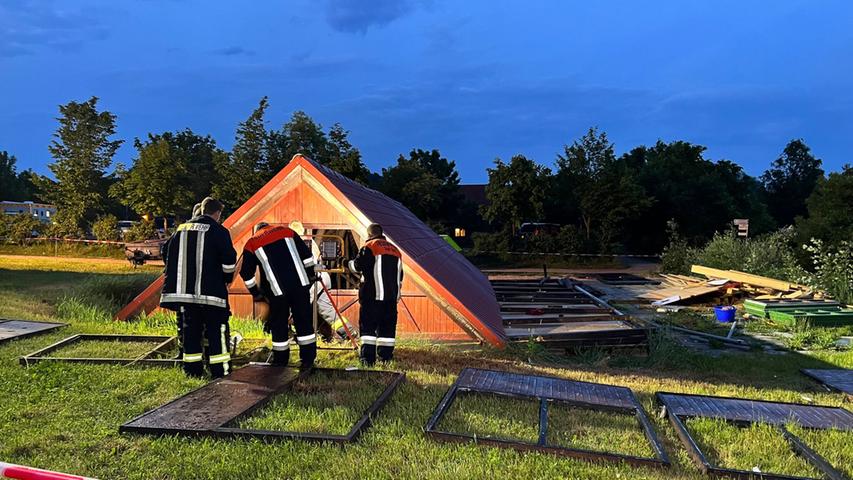 Beim Einsturz einer Holzhütte bei einem Unwetter in Mittelfranken sind 14 Menschen verletzt worden, darunter  mehrere Kinder.