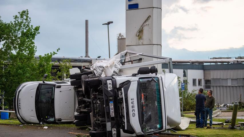 Zwei Lastwagen sind bei einem Paderborner Autohändler umgekippt.