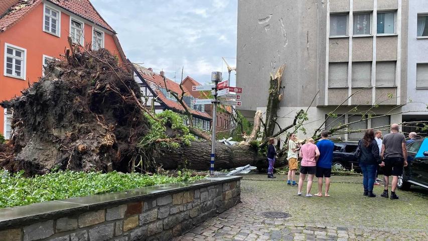 Ein Unwetter hat auch in Paderborn große Schäden angerichtet. "Im Zuge eines Gewitters hat eine Windhose am Freitagnachmittag eine Schneise der Verwüstung von West nach Ost mitten durch Paderborn in Richtung der östlichen Stadtteile gezogen", erklärte die Polizei.