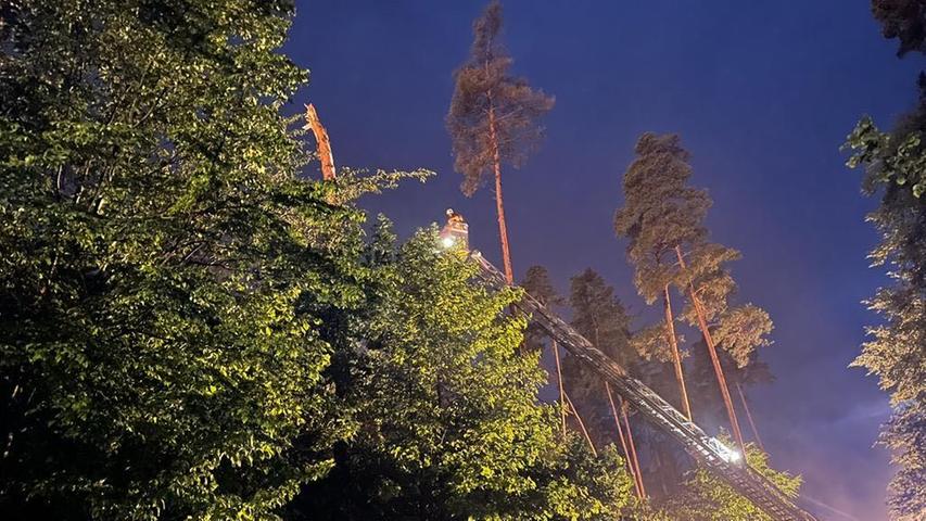 Am späten Freitagabend (20.05.2022) ist zwischen Kalchreuth und Buchenbühl (Lkr. Erlangen-Höchstadt) ein Baum auf ein Fahrzeug gekracht. Grund für den Vorfall war das Unwetter, das den Baum zu Fall brachte. Der Fahrer des PKW wurde nicht verletzt und die Feuerwehr konnte den Baum beseitigen. Foto: NEWS5 / Bauernfeind Weitere Informationen... https://www.news5.de/news/news/read/23609