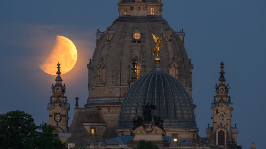 Während einer partiellen Mondfinsternis verschwindet der Mond am Montagmorgen hinter der Frauenkirche und der Kuppel der Kunstakademie. Die totale Mondfinsternis war vielerorts nicht zu sehen - aber solche spektakulären Bilder entschädigen dafür allemal.