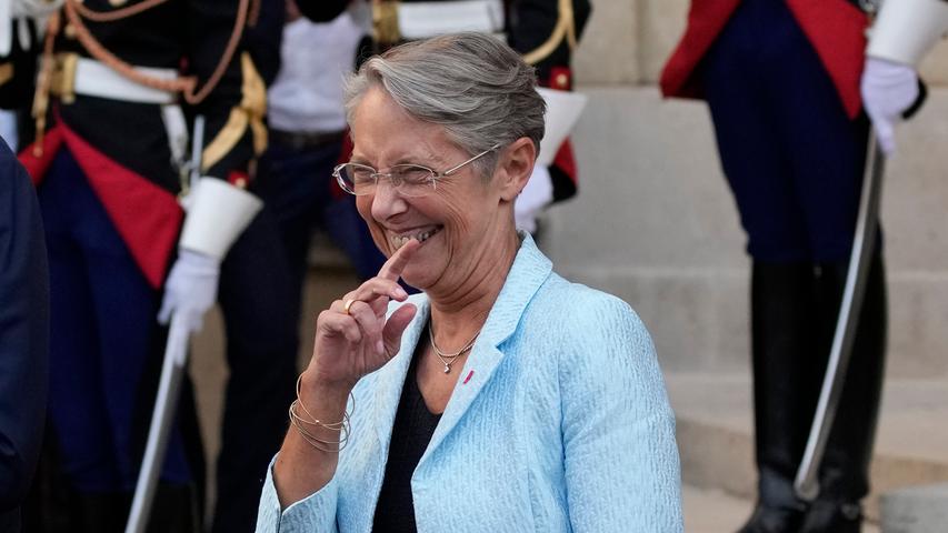 Elisabeth Borne, neu ernannte Premierministerin von Frankreich, lacht während der Übergabezeremonie in der Residenz des Premierministers in Paris. Frankreich erhält damit erstmals seit 30 Jahren wieder eine Frau an der Spitze der Regierung. Ob sie sich deshalb besonders freut?