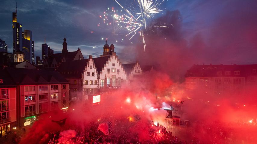 Feuerwerk der Gefühle: Auf dem Frankfurter Römer feierten die Spieler von Eintracht Frankfurt zusammen mit tausenden Fans ihren Sieg in der Fußball-Europa-League. Im Finale in Sevilla hatte die Eintracht die Glasgow Rangers besiegt.