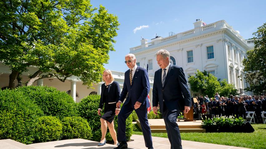 Bei einer Pressekonferenz mit dem finnischen Präsidenten Sauli Niinistö und Schwedens Ministerpräsidentin Magdalena Andersson im Weißen Haus sagte US-Präsident Joe Biden (Mitte), er sei stolz darauf, die Anträge der beiden Staaten auf Beitritt zur Nato zu unterstützen.