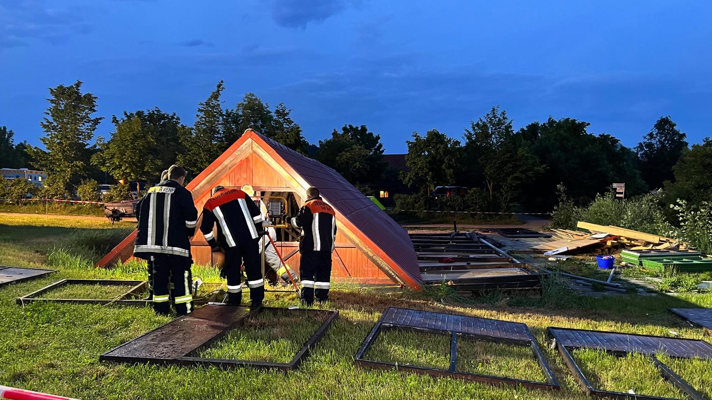 Spalt: Beim Einsturz einer Holzhütte bei einem Unwetter in Mittelfranken sind 14 Menschen verletzt worden, darunter mehrere Kinder.