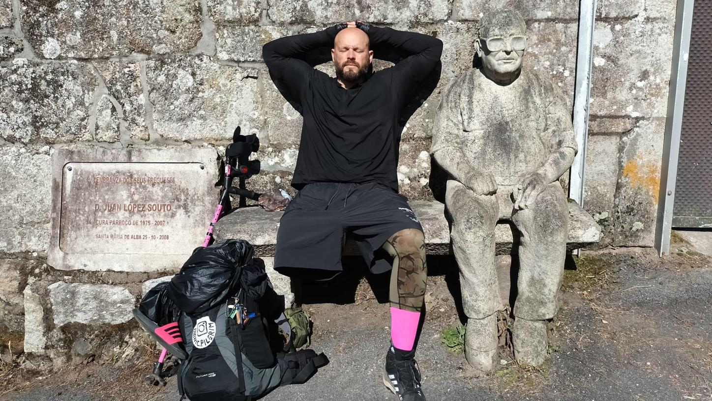 Kurze Rast auf dem Jakobsweg: Andreas Gröbner bei seiner Wanderung.