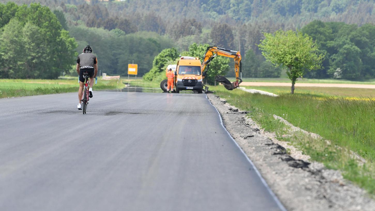 Ein einsamer Radler ist schon auf der frisch asphaltierten Piste unterwegs. Bald werden auch die Pkw und Lkw hier wieder rollen.
Ein einsamer Radler ist schon auf der frisch asphaltierten Piste unterwegs. Bald werden auch die Pkw und Lkw hier wieder rollen.