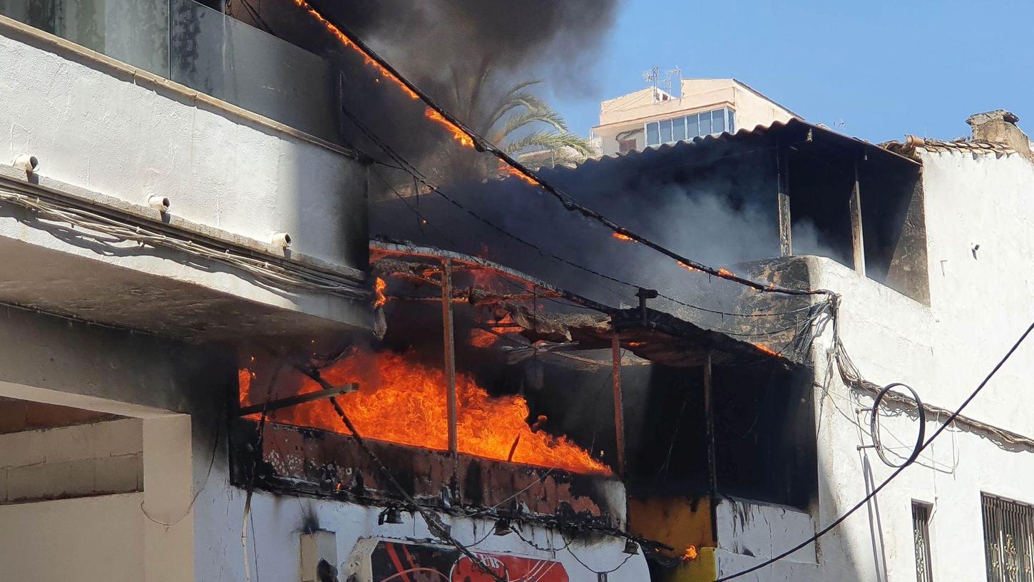 Dieses Foto zeigt die Flammen, die aus dem Lokal schossen. 