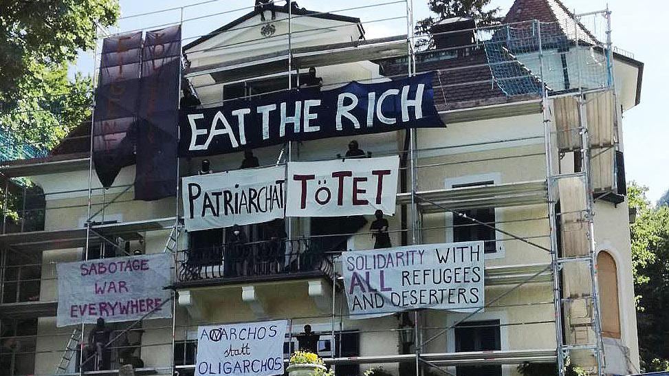 Aktivisten haben in Österreich eine Seevilla wegen ihrer mutmaßlichen Verbindung zu einem russischen Oligarchen besetzt.
Aktivisten haben in Österreich eine Seevilla wegen ihrer mutmaßlichen Verbindung zu einem russischen Oligarchen besetzt.