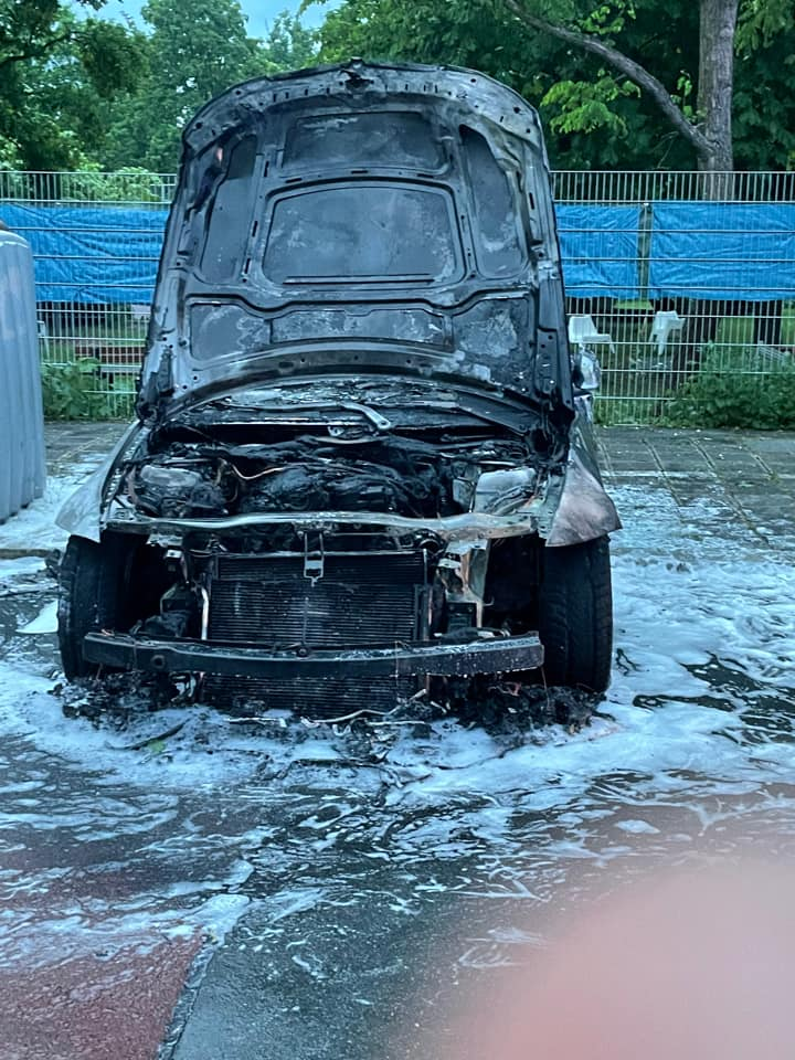 Von dem Wagen blieb nur noch ein verkohltes Gerippe übrig.
Von dem Wagen blieb nur noch ein verkohltes Gerippe übrig.