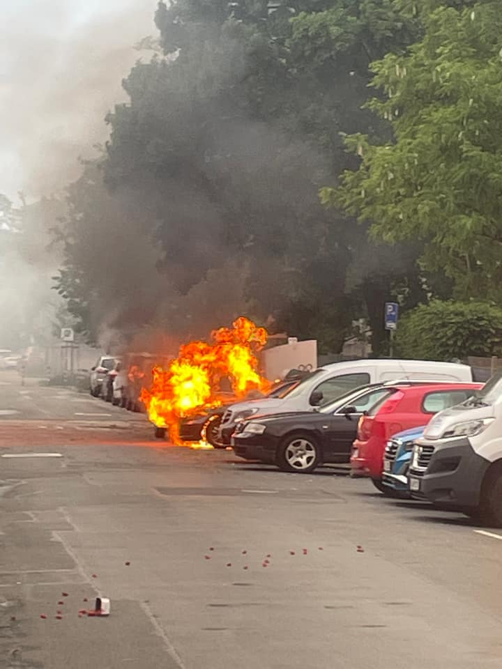 Fotos zeigen, wie Flammen aus dem BMW schossen.
Fotos zeigen, wie Flammen aus dem BMW schossen.