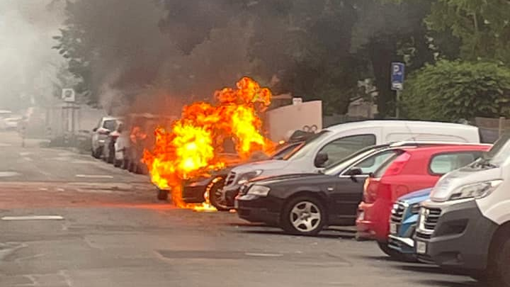 Fotos zeigen, wie Flammen aus dem BMW schossen. 