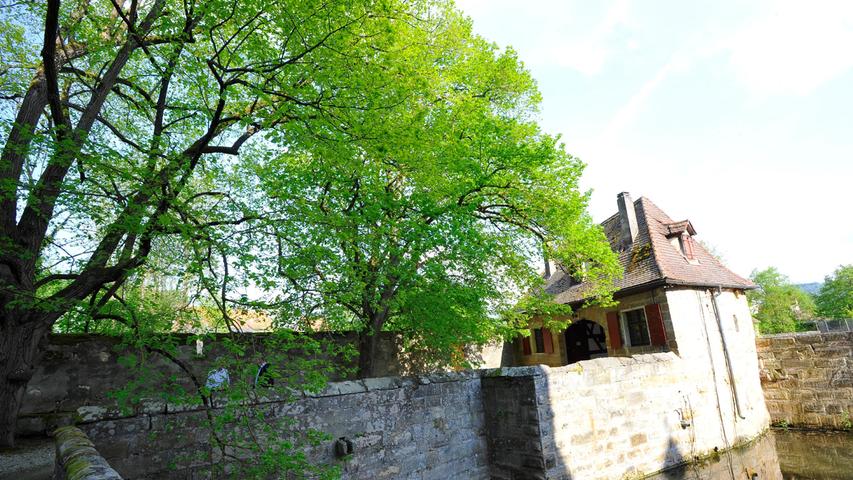 Wie auf der Gemeindeseite zu lesen ist, umgab ein Graben mit Mauern und Türmen (an der rechten Seite steht noch ein Rundturm) die ganze Anlage der Wasserburg.