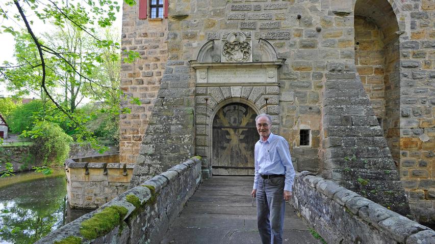 Wenn man einen Experten bei sich hat, wird die Geschichte der Anlage wieder lebendig: Werner Herdegenauf der Brücke vor dem Burgtor. 