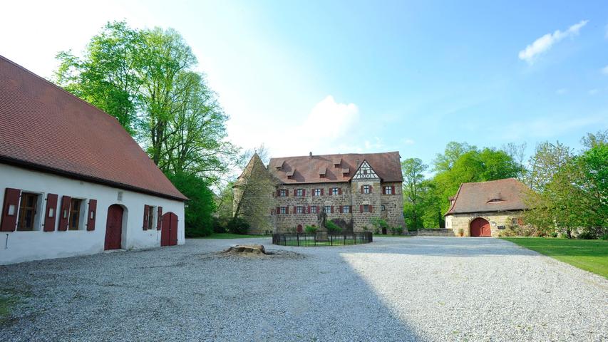 Das Schloss ist im Übrigen bis heute im Besitz der Grafen von Egloffstein.