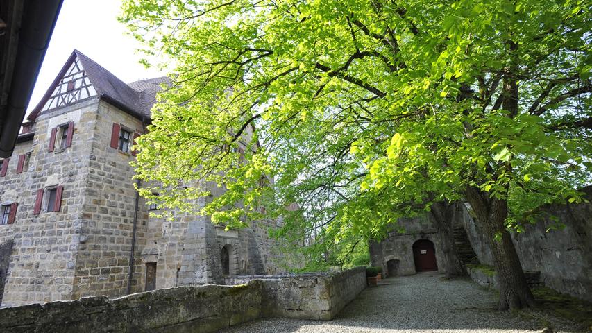 Unser Tipp: Einfach mal selbst zur Burg wandern. Das Schloss Kunreuth befindet sich am nordwestlichen Rand Kunreuths.