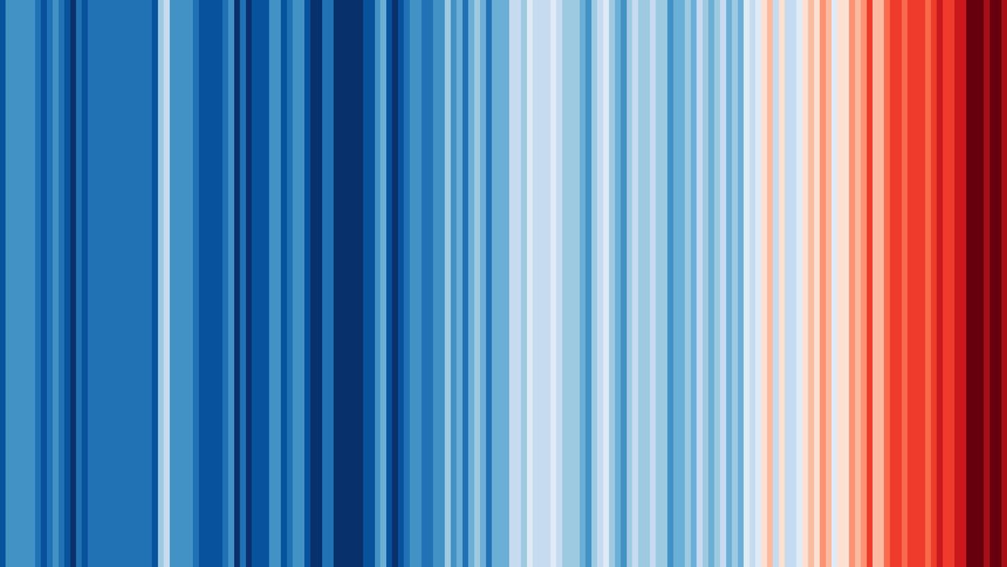 Das sind die sogenannten Wärmestreifen, die die Erderwärmung in Deutschland zeigen: Von 1850 bis 2021 zeigen sie die Abweichung der Temperatur im Vergleich zum langjährigen Mittel in Blau und Rot für kühlere und wärmere Jahre. „Insgesamt wird es immer dunkelroter. Ab 1995 gab es fast nur noch rote Streifen“, erklärt Wolfgang Seitz von der Energieagentur Nordbayern. Es wurde in den vergangenen Jahren also immer heißer.
 
