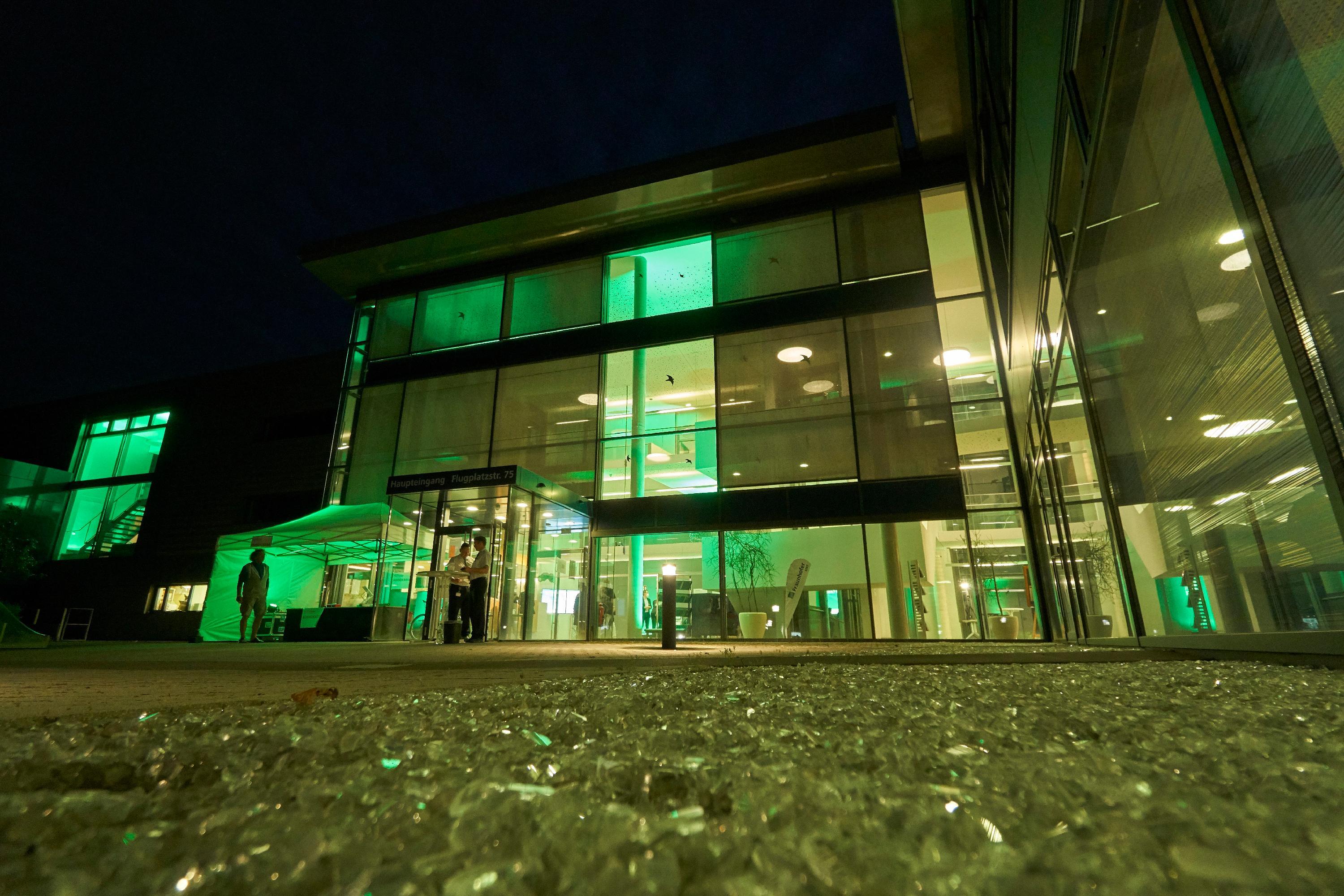 Von 18 bis 24 Uhr hieß es: Hereinspaziert! An vielen Stationen konnten die Besucherinnen und Besucher spannende Seiten wissenschaftlicher Forschung erleben. In Fürth konnten sie sich zum Beispiel einen Eindruck von der Arbeit im Fraunhofer-Institut für Integrierte Schaltungen machen, in dessen Entwicklungszentrum Röntgentechnik immer wieder spektakuläre Objekte durchleuchtet werden.