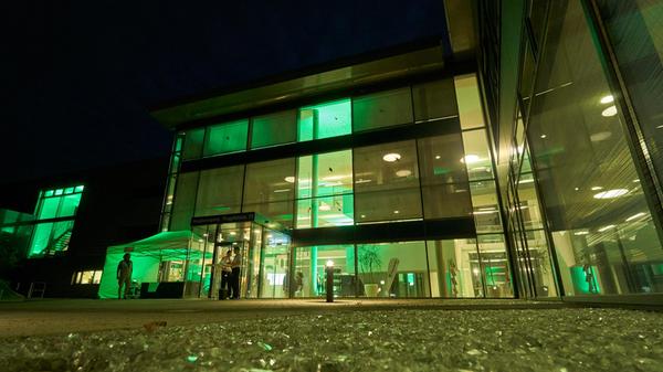 Von 18 bis 24 Uhr hieß es: Hereinspaziert! An vielen Stationen konnten die Besucherinnen und Besucher spannende Seiten wissenschaftlicher Forschung erleben. In Fürth konnten sie sich zum Beispiel einen Eindruck von der Arbeit im Fraunhofer-Institut für Integrierte Schaltungen machen, in dessen Entwicklungszentrum Röntgentechnik immer wieder spektakuläre Objekte durchleuchtet werden.